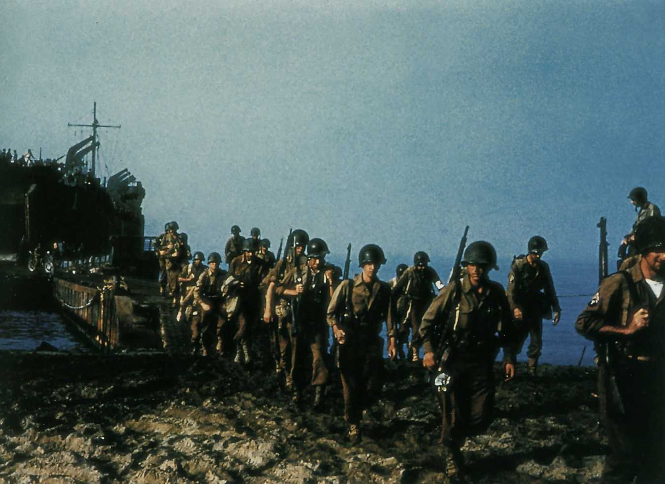 WW2 Pictures Of The Italy Campaign   S4 WWII InColor135 SoldiersDisembarkingFromLandingCraftOnAnItalianBeach 4716d3f4 